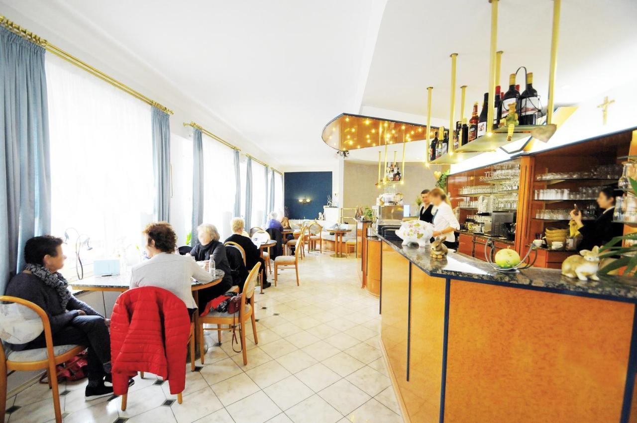 Cafe Am Donautor Hotel Келхайм Екстериор снимка