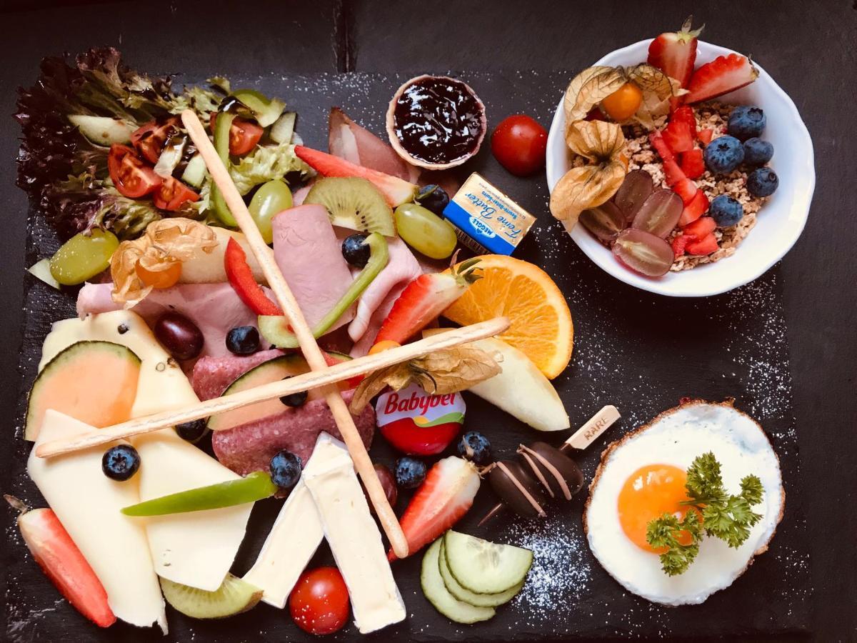 Cafe Am Donautor Hotel Келхайм Екстериор снимка