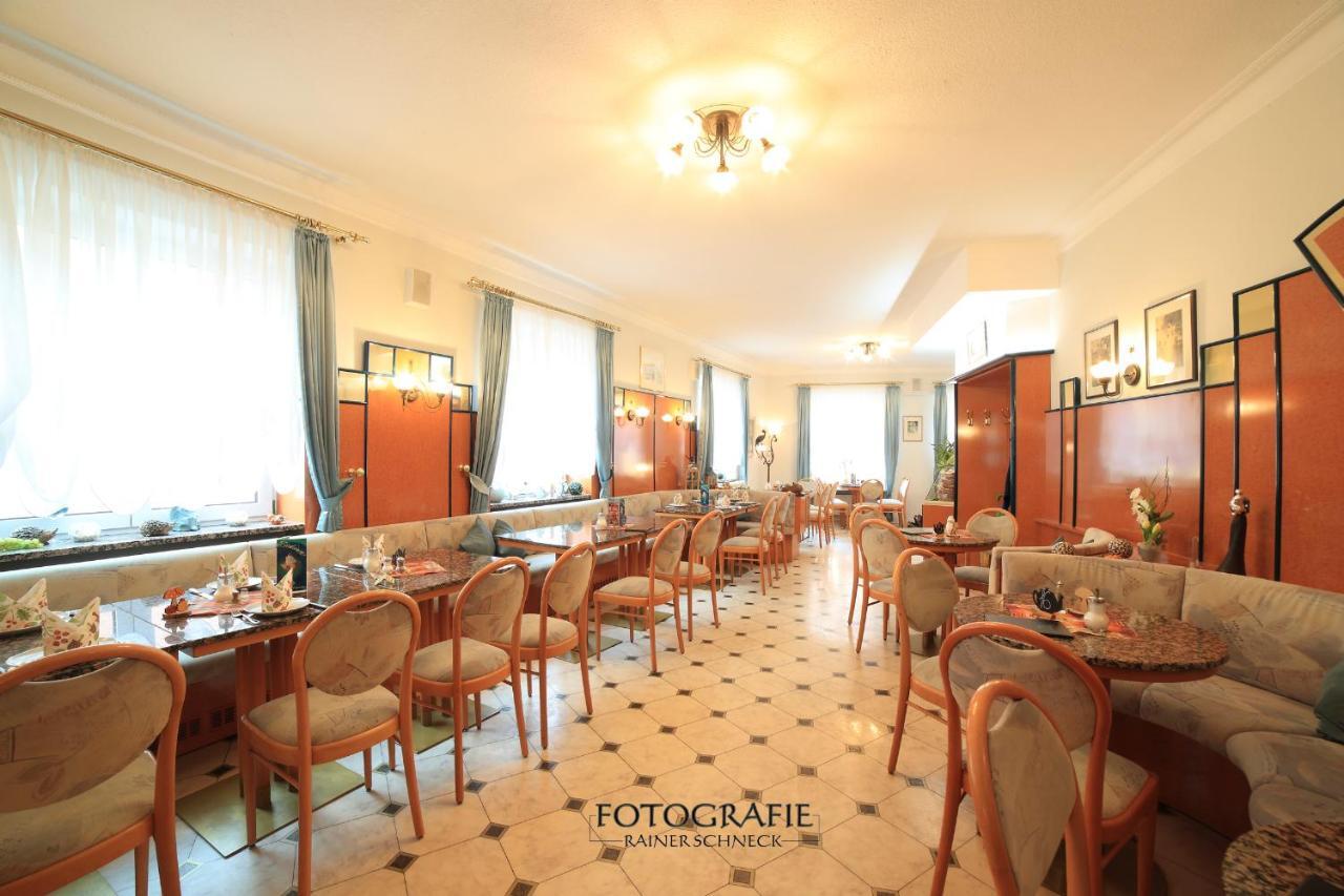 Cafe Am Donautor Hotel Келхайм Екстериор снимка