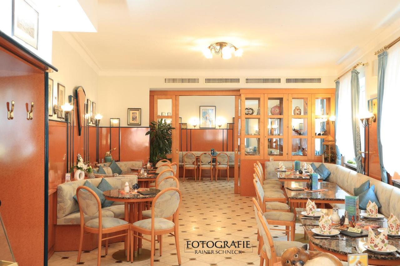 Cafe Am Donautor Hotel Келхайм Екстериор снимка