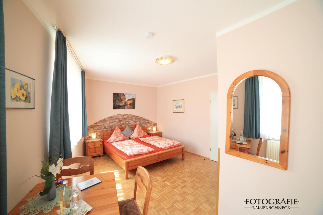 Cafe Am Donautor Hotel Келхайм Екстериор снимка